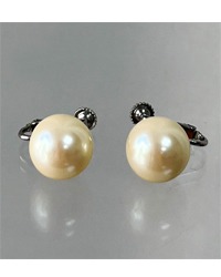 vintage pearl earring