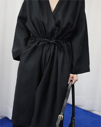 (JOURNAL STANDARD)black robe dress